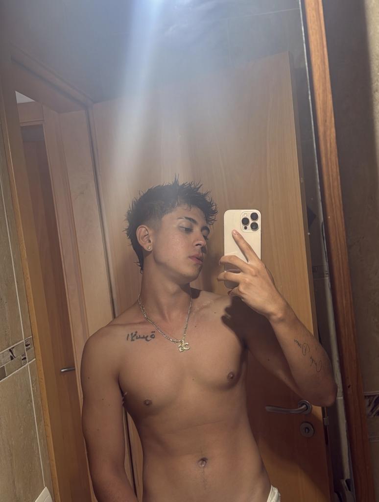 697751128: Chico busca chica en Ibiza