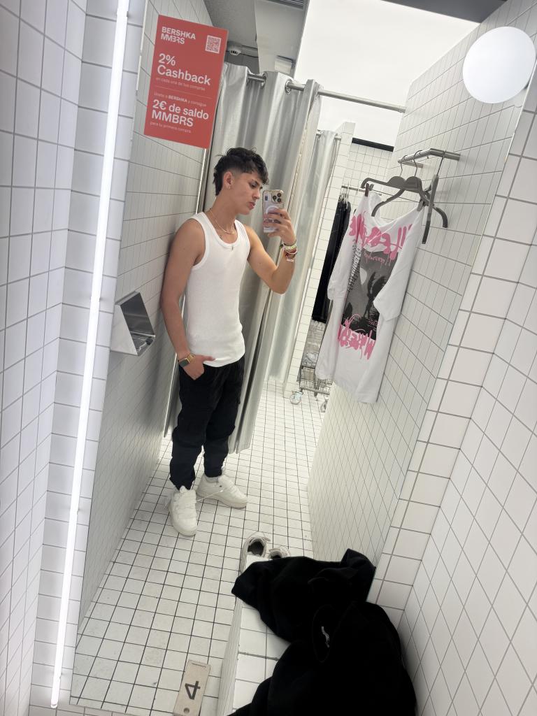 697751128: Chico busca chica en Ibiza