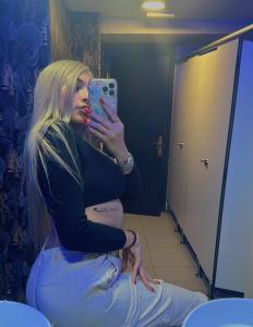 663935184: Chica busca chico en Barcelona