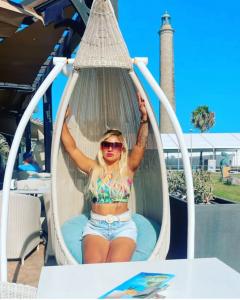 Chica busca chico en Ibiza: 