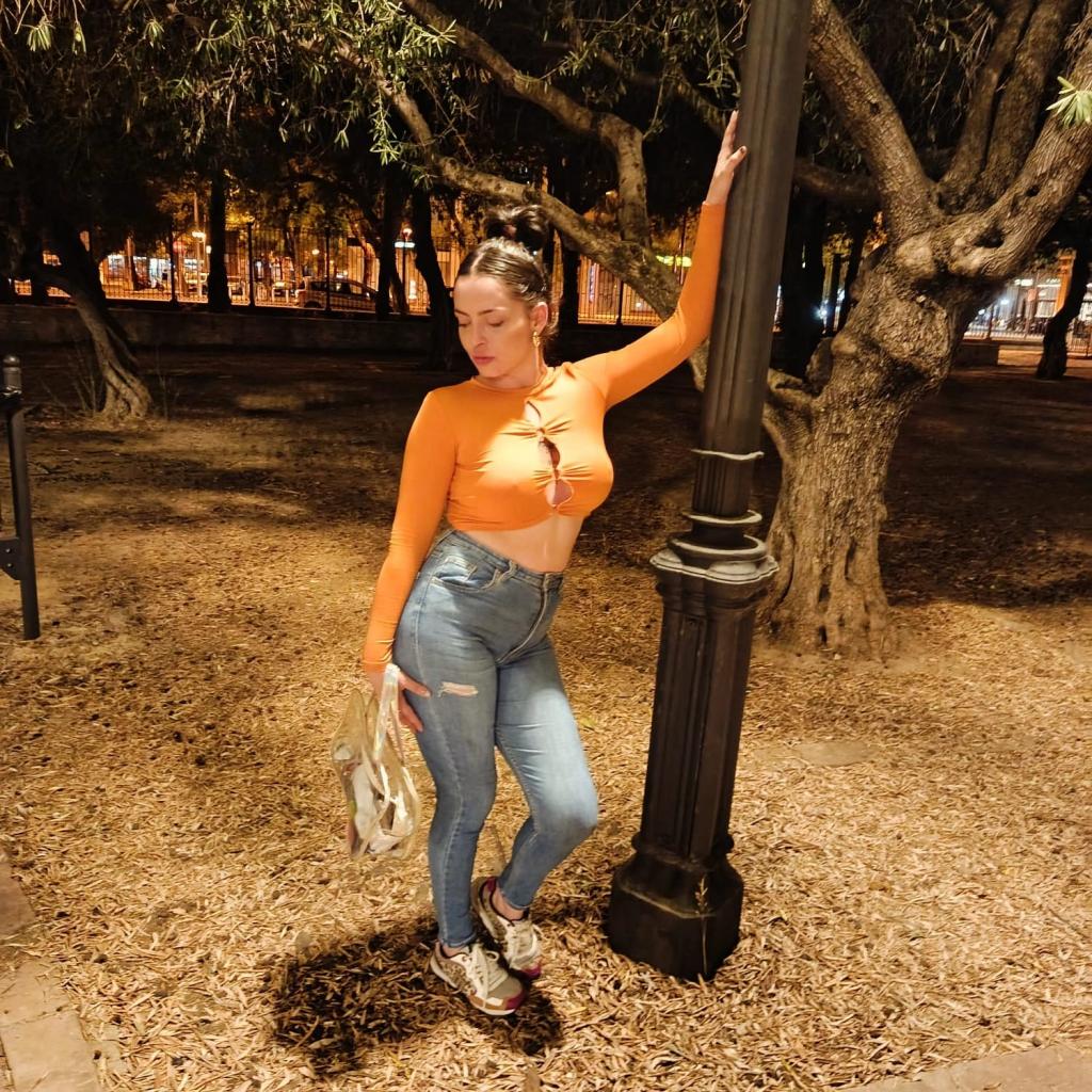 Chica busca chico en Cádiz: 