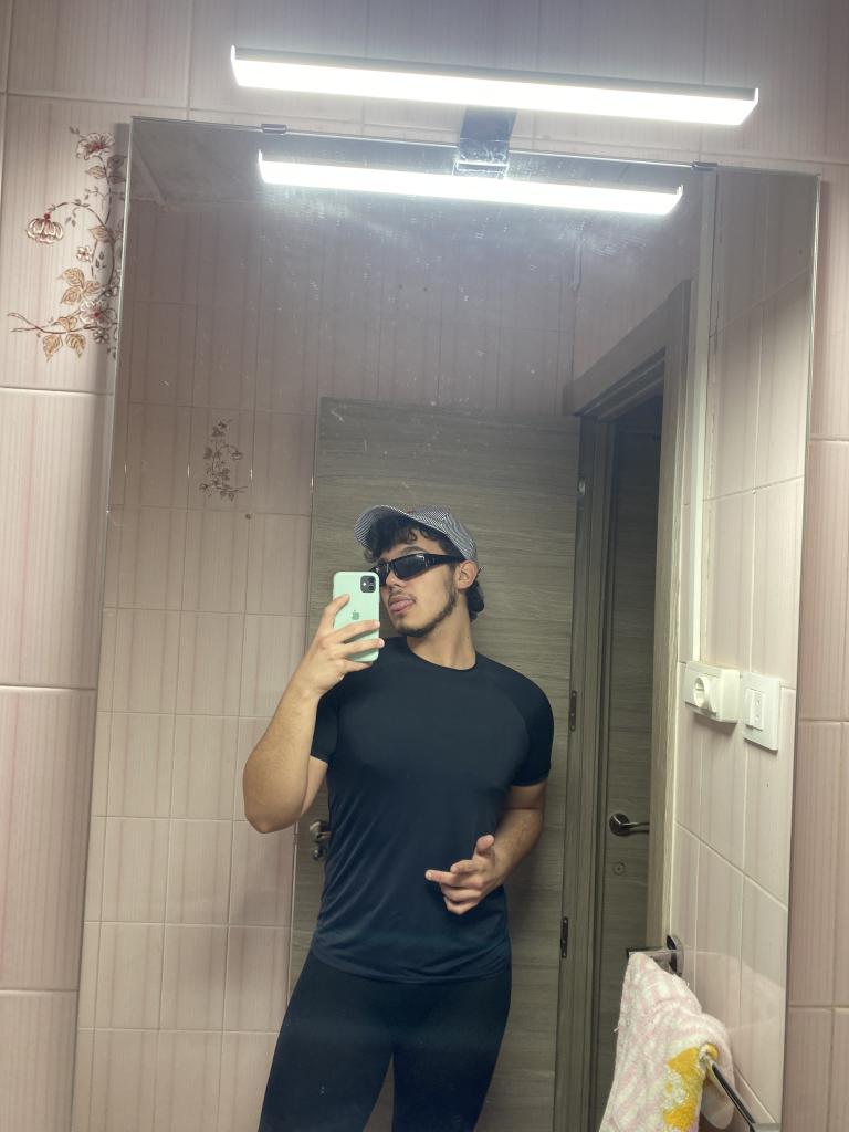 Chico busca chica en Sevilla: 