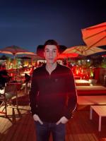 664554548: Chico busca chica en Barcelona