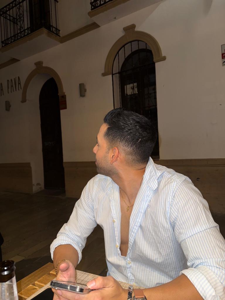 Chico busca chica en Sevilla: 