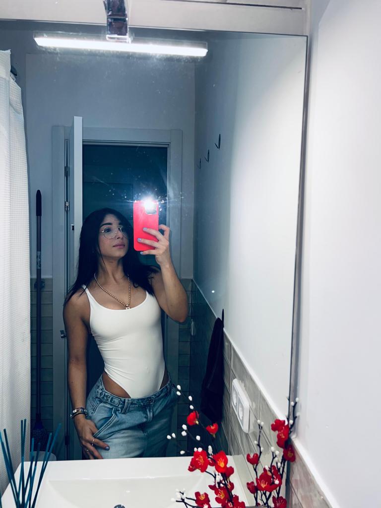 663872125: Chica busca chico en Barcelona