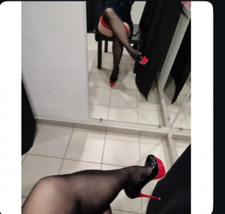 631046090: Chica busca chico en Gerona