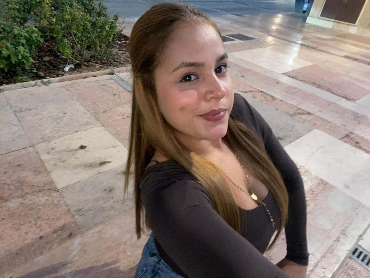 614810294: Chica busca chico en Sevilla