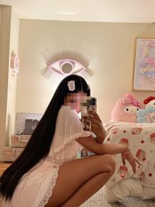 664423771: Chica busca chico en Barcelona