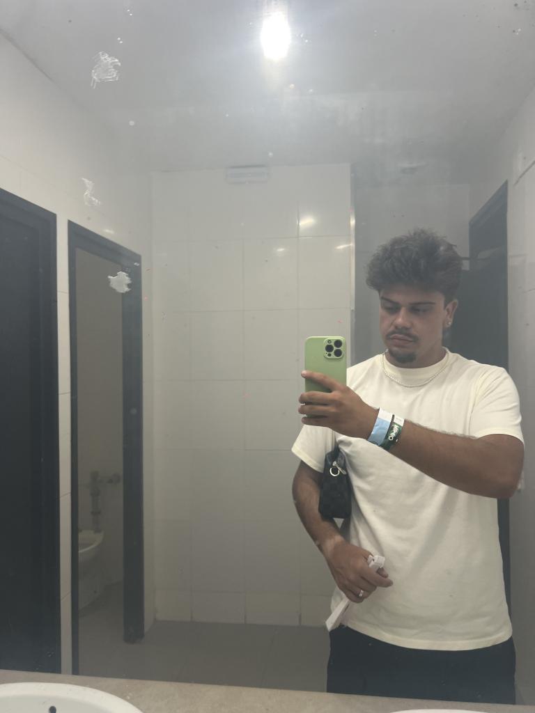 605227519: Chico busca chica en Barcelona