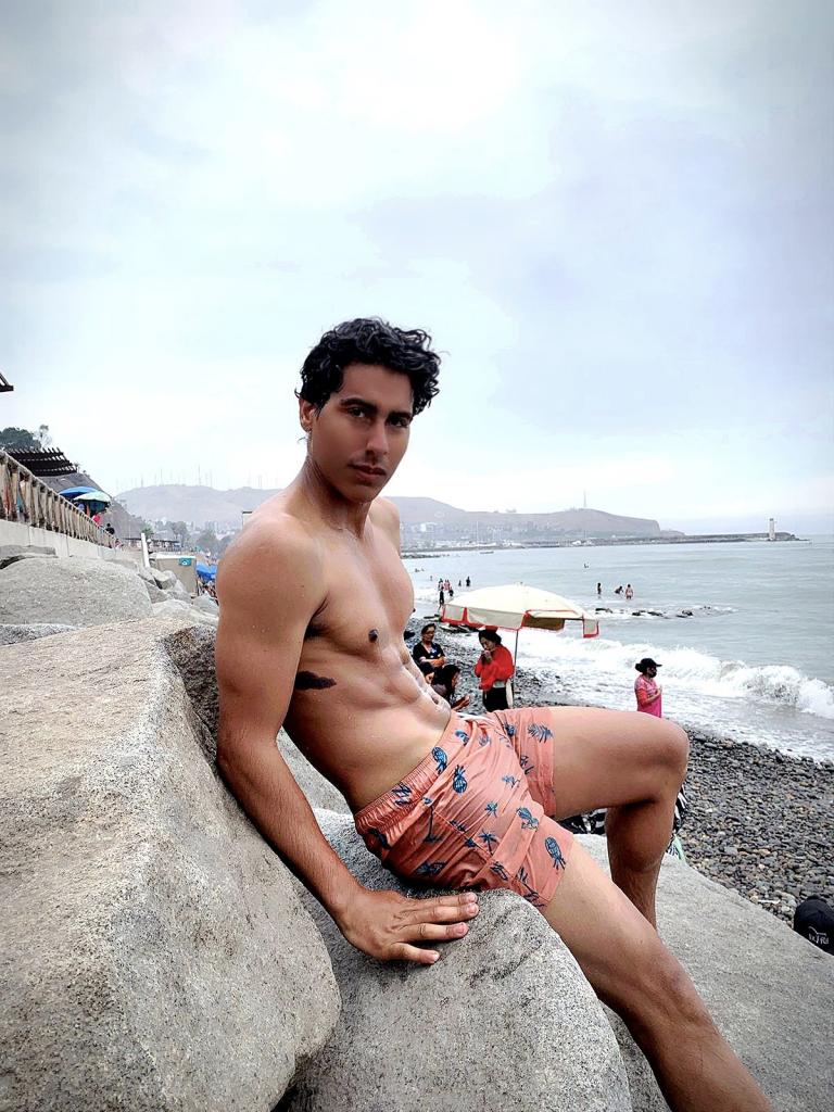 657029390: Chico busca chica en Málaga