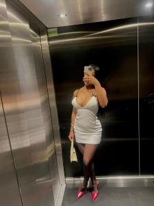 695774891: Chica busca chico en Barcelona