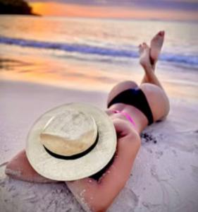 614867084: Chica busca chico en Ibiza