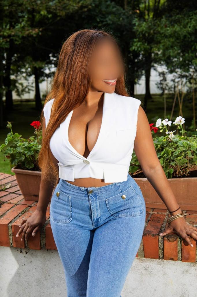 613681085: Chica busca chico en La Coruña