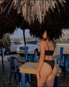 631365878: Chica busca chico en Ibiza