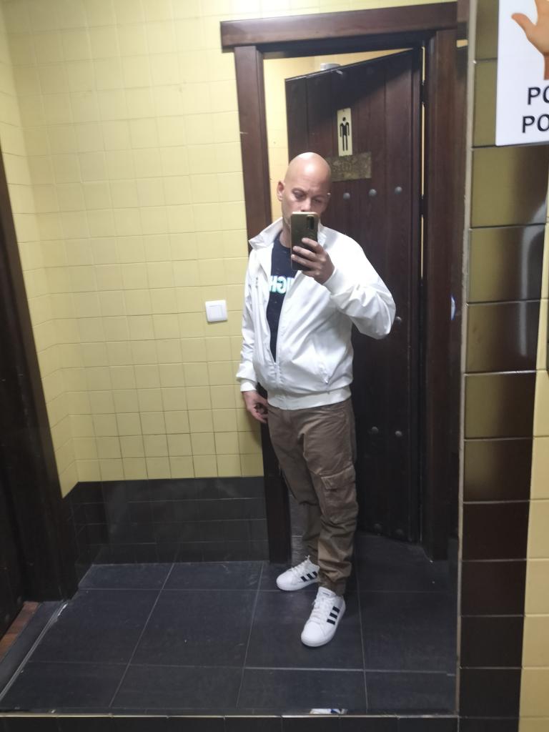 Chico busca chica en Granada: 