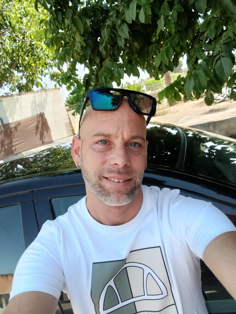 Chico busca chica en Granada: 