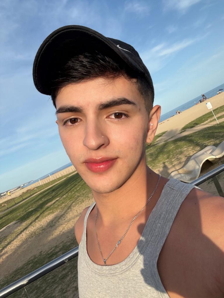 695313803: Chico busca chica en Barcelona