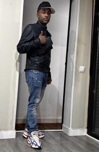 607342164: Chico busca chica en Madrid