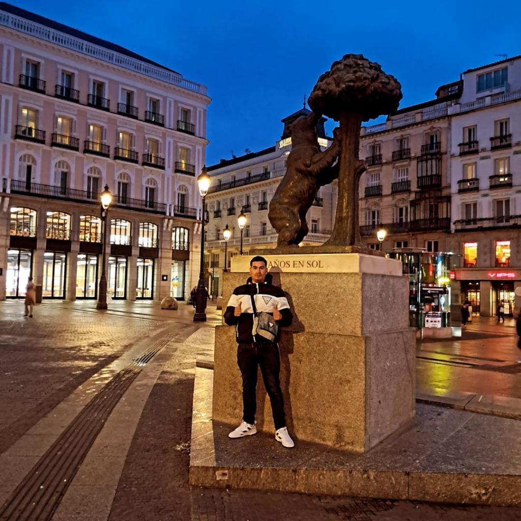 664054443: Chico busca chica en Valencia