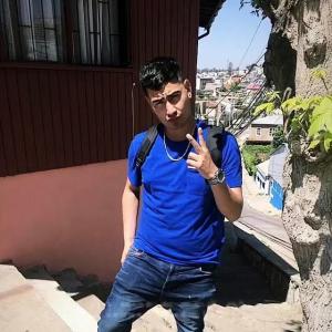 664054443: Chico busca chica en Valencia