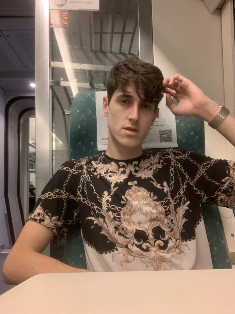 642339869: Chico busca chica en Barcelona