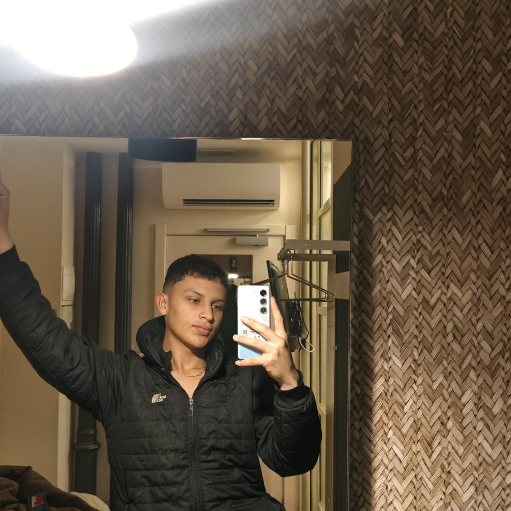 677652473: Chico busca chica en Sevilla