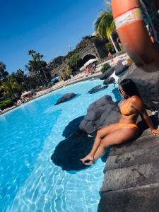 613742403: Chica busca chico en Barcelona