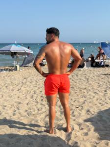 Chico busca chica en Sevilla: 