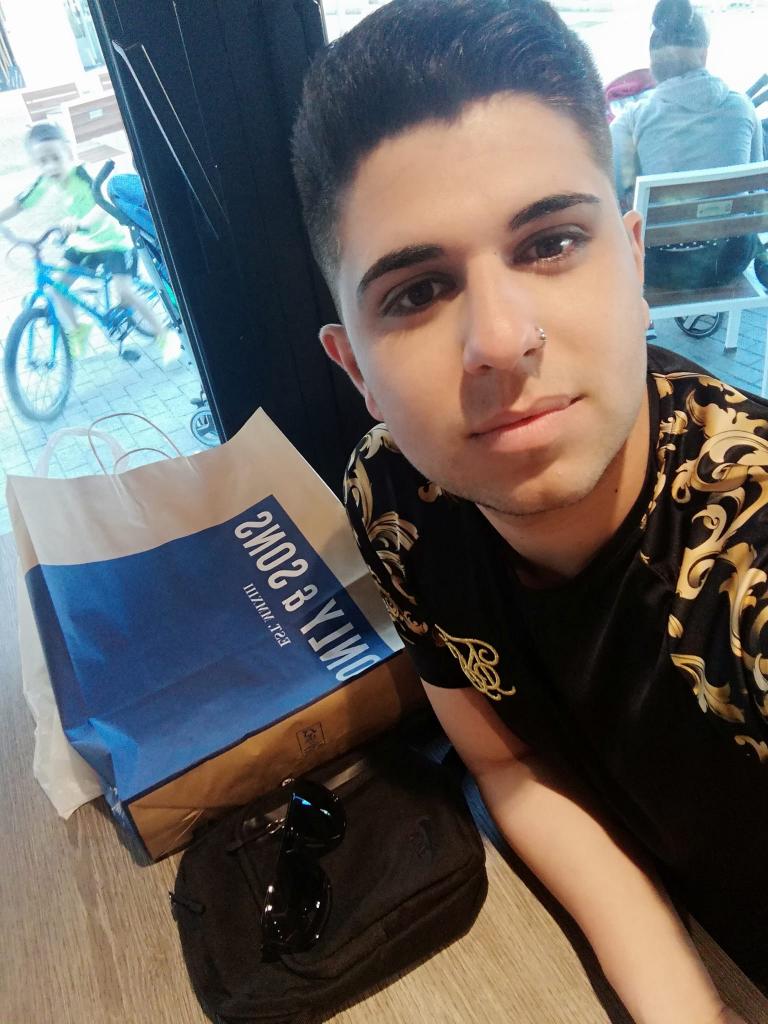 631341789: Chico busca chica en Lugo