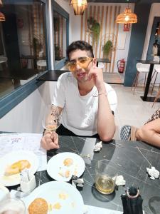 664855351: Chico busca chica en Málaga