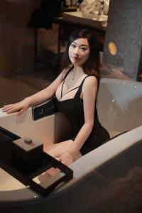 667038470: Chica busca chico en Barcelona