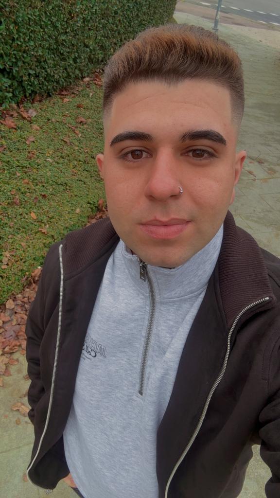 631341789: Chico busca chica en Lugo